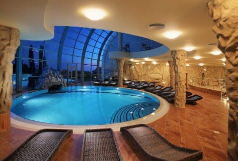 Kolam Renang dalam Ruangan