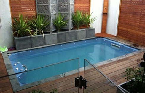 Desain Kolam Renang Kecil di Belakang Rumah