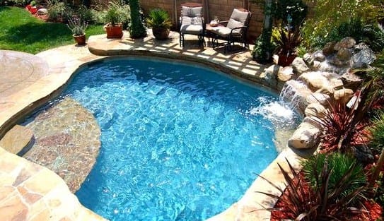 Kolam Renang Minimalis di Belakang Rumah