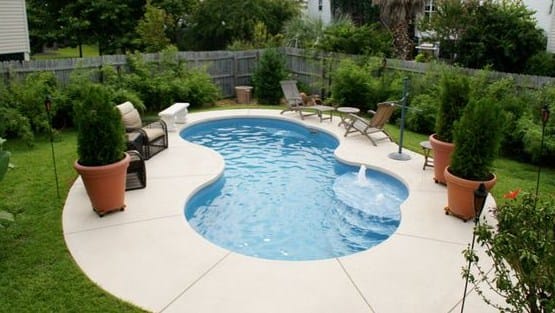 Kolam Renang Kecil di Belakang Rumah