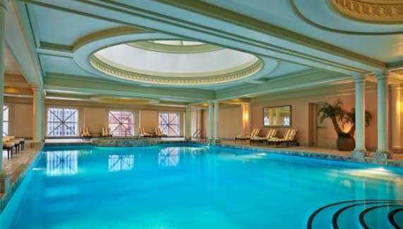 Kolam Renang di dalam Ruangan